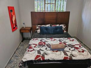 Кровать или кровати в номере Prunelle's Guest Place