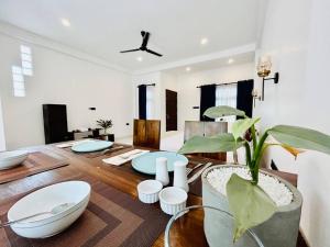 een woonkamer met een tafel met een potplant bij The Palazzo - Weligama in Weligama