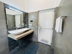 een badkamer met wastafel en douche bij The Palazzo - Weligama in Weligama +37 foto's