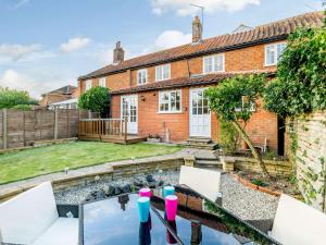an image of a house with a pond in the yard at 3 Bed in Aldborough 85528 in Thurgarton