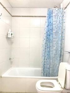 y baño con cortina de ducha azul y aseo. en 2 Amb de 63m2 - Con balcon XL- Palermo Queens en Buenos Aires