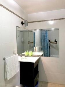 Baño blanco con lavabo y espejo en 2 Amb de 63m2 - Con balcon XL- Palermo Queens en Buenos Aires