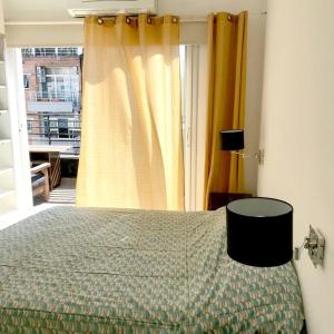1 dormitorio con cama y ventana en 2 Amb de 63m2 - Con balcon XL- Palermo Queens en Buenos Aires