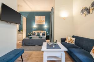 uma sala de estar com uma cama e um sofá em Park&Art Boutique Suites em Budapeste
