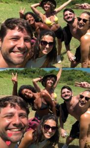 Eine Gruppe von Personen, die für ein Bild posieren in der Unterkunft Nômades Beach Hostel in Florianópolis