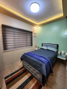 - une chambre avec un grand lit et une fenêtre dans l'établissement 4 bedrooms Newly Build Vacation House, à Bacolod