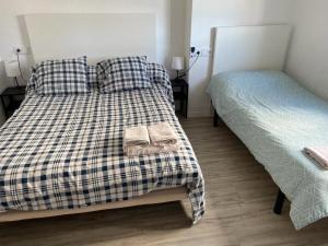 Postel nebo postele na pokoji v ubytování Apartamento en complejo residencial con piscina y garaje frente al mar