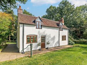 a small white house with a grass yard at 3 Bed in Bridgnorth 86516 