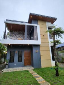 ein Haus mit Balkon darüber in der Unterkunft 4 bedrooms Newly Build Vacation House in Bacolod City