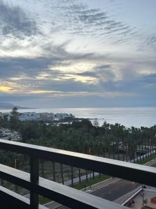 balcone con vista sull'oceano. di APARTAMENTO BELLA a Puerto de la Cruz
