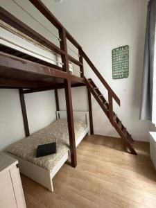 2 łóżka piętrowe w pokoju ze schodami w obiekcie Heart of Budapest w Budapeszcie