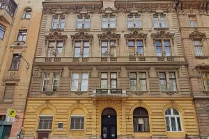 duży budynek z grupą okien w obiekcie Heart of Budapest w Budapeszcie