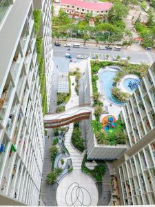 una vista aérea de un edificio con piscina en Mita's House - The Sóng Apartment Vũng Tàu, en Vung Tau
