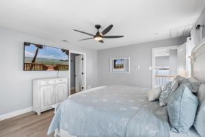 um quarto com uma cama e uma ventoinha de tecto em 061 Bay Breezes on Port Royal em Dauphin Island