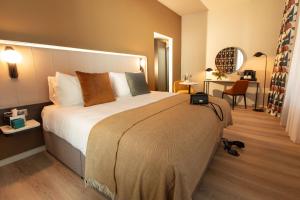 um quarto com uma cama grande num quarto de hotel em The Address Glasgow em Glasgow