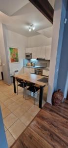 eine Küche mit einem Tisch und Stühlen im Zimmer in der Unterkunft Apartman Deluxe villa Barbora Hrabovo in Ružomberok