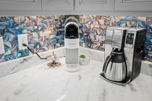 Příslušenství pro přípravu čaje a kávy v ubytování 050 Lifes A Beach