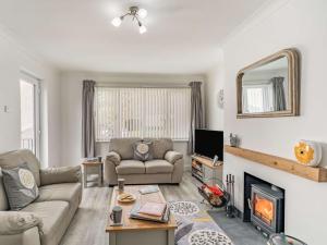 - un salon avec un canapé et une cheminée dans l'établissement 2 bed in Keswick 86782, à Keswick