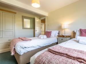 1 dormitorio con 2 camas y espejo en 3 Bed in Croyde 87107, en Croyde