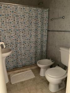a bathroom with a toilet and a shower at Complejo Rincon del Uruguai in Colón