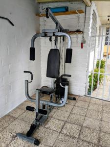 a gym with a chair in a room at Hermosa casita en centro de Cuenca in Cuenca