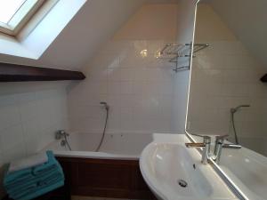 un bagno con lavandino e vasca da bagno di Gîtes en Normandie en FRONT DE MER à Asnelles , 3km d'Arromanches, 10km de Bayeux a Asnelles Altre 20 foto