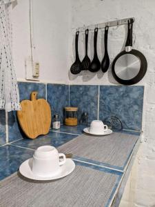 a kitchen counter with plates and utensils on it at Hermosa casita en centro de Cuenca in Cuenca