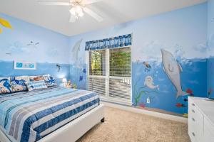 Un dormitorio azul con una cama y una ventana. en 066 Baileys Bliss, en Dauphin Island 17 fotos más