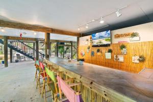 Un restaurante con una barra larga con sillas de colores. en 066 Baileys Bliss, en Dauphin Island