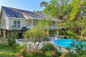 una casa con piscina delante en 066 Baileys Bliss, en Dauphin Island