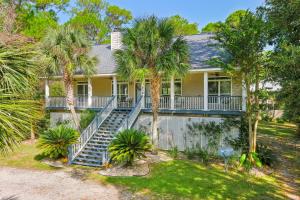 una casa con palmeras delante en 066 Baileys Bliss, en Dauphin Island