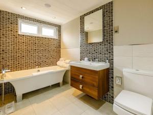2 Bed in Ilfracombe 87360 في Kentisbury: حمام مع حوض ومغسلة ومرحاض