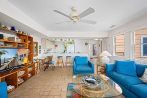 un soggiorno con un divano e un tavolo di 069 Sandcastle 5F a Dauphin Island