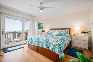 una camera da letto con un letto con vista sull'oceano di 069 Sandcastle 5F a Dauphin Island