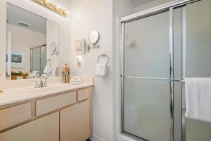 un bagno con doccia e lavandino di 069 Sandcastle 5F a Dauphin Island Altre 15 foto