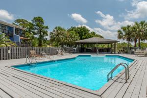 una piscina con terrazza e gazebo di 069 Sandcastle 5F a Dauphin Island