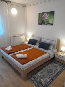 sypialnia z dużym łóżkiem w pokoju w obiekcie Apartment Dean w mieście Klimno
