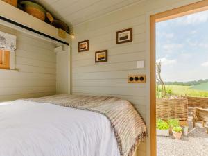 um quarto com uma cama e uma janela em 1 bed in Chillenden 88795 em Chillenden