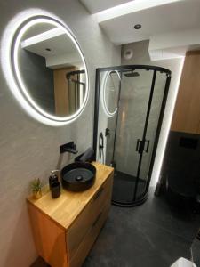 W łazience znajduje się umywalka oraz prysznic z lustrem. w obiekcie Beautiful Apartment Tarasy Wiślane Free GARAGE w Krakowie