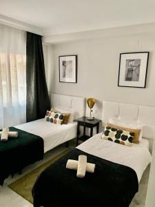 um quarto com 2 camas e toalhas em Magna Marbella Apartment em Marbella