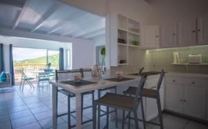 cocina con mesa y sillas y comedor en Saint Barth Villa 14, en Saint-Jean