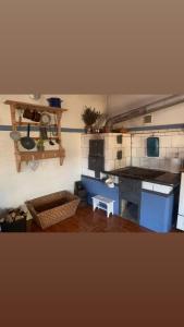 eine Küche mit einem Herd und einem Tisch im Zimmer in der Unterkunft Bezva relax Bezděz in Luka