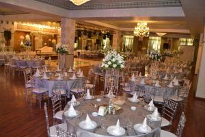 ein Festsaal mit Tischen und Stühlen in einem Gebäude in der Unterkunft Platinum Hotel in Tyros + 135 Fotos