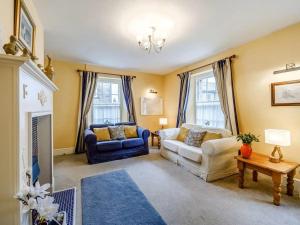 uma sala de estar com duas cadeiras e um sofá em Peaseblossom House, a charming Grade II Listed Building, in a great location in Alnwick em Alnwick