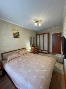 - une chambre avec un grand lit dans l'établissement 5 МКР 2 -х комнатная квартира, à Bishkek