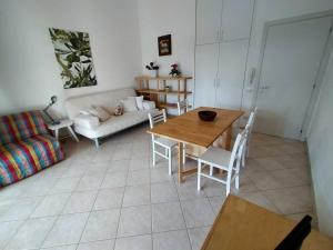 a living room with a table and a couch at Villetta a schiera Bilocale cod. 354 - Taunus Vacanze in Sirolo