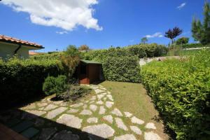 a garden with a stone walkway and bushes at Villetta a schiera Bilocale cod. 354 - Taunus Vacanze in Sirolo