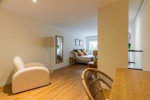 馬德里的住宿－Bright and cozy- 1D 1B- Plaza Castilla，客厅配有桌子和椅子