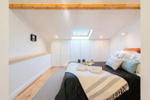 een slaapkamer met een groot bed in een kamer bij Charming Stylish House w Mezzanine and Terrace in Porto