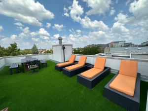 um pátio com cadeiras e uma mesa no telhado em Wrigley Penthouse with Private Roof Deck and Parking em Chicago
